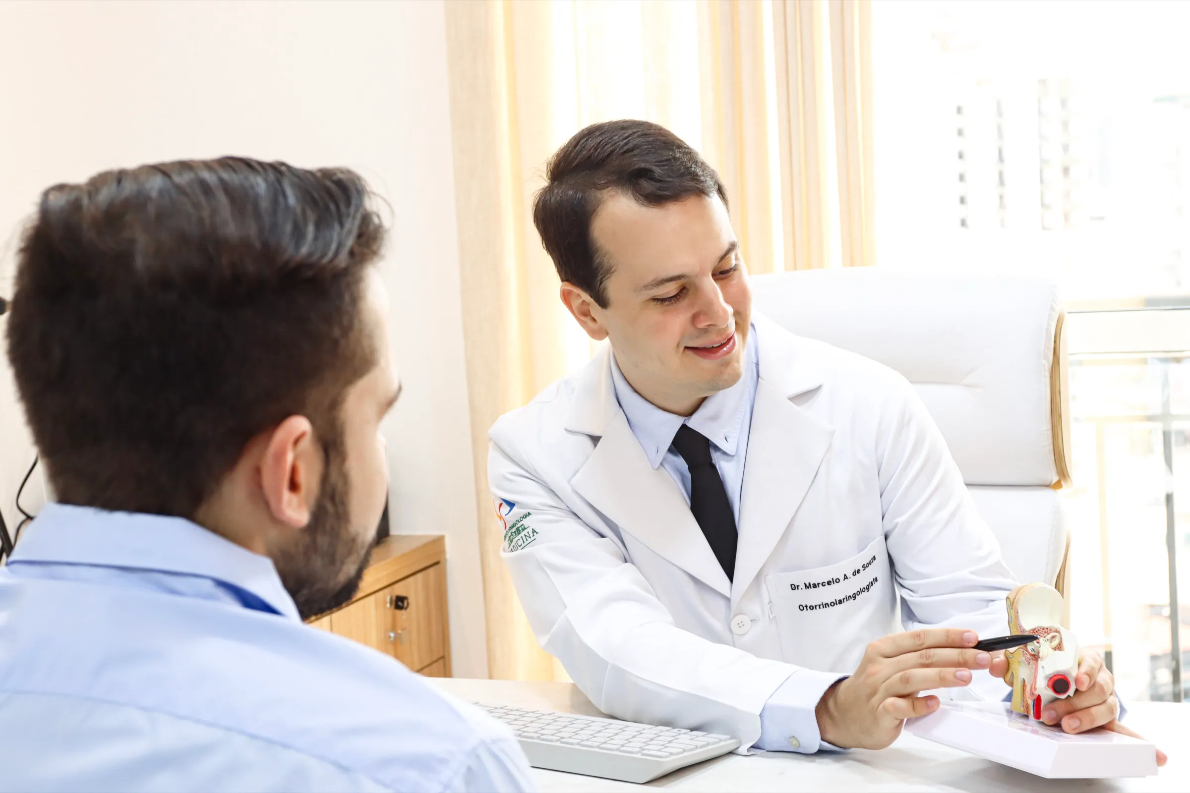 Dr. Marcelo conversando com paciente durante a consulta