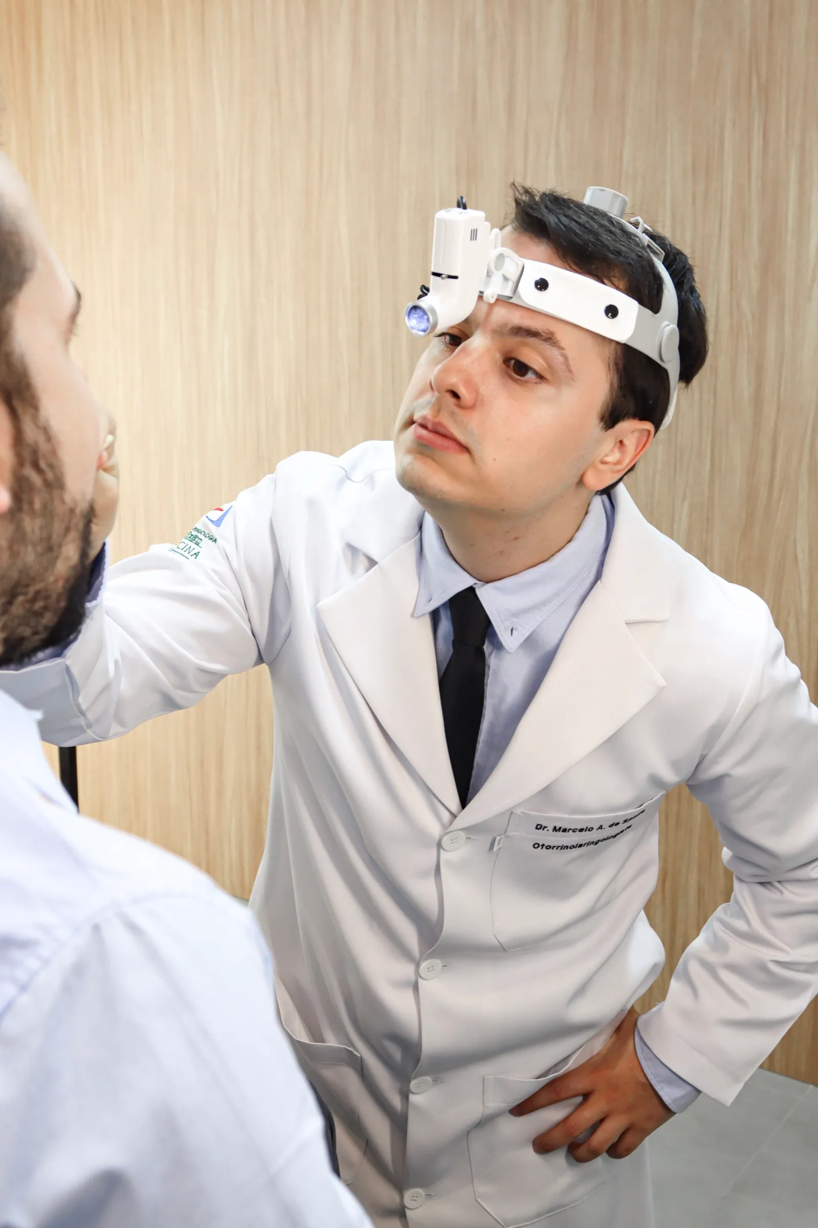 Dr. Marcelo examinando um paciente com fotóforo no consultório