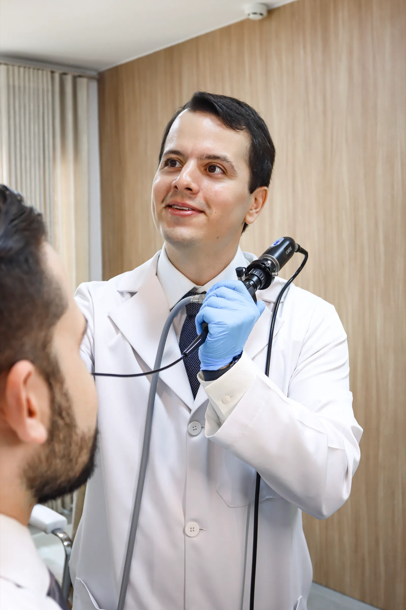 Dr. Marcelo realizando nasofibroscopia em paciente