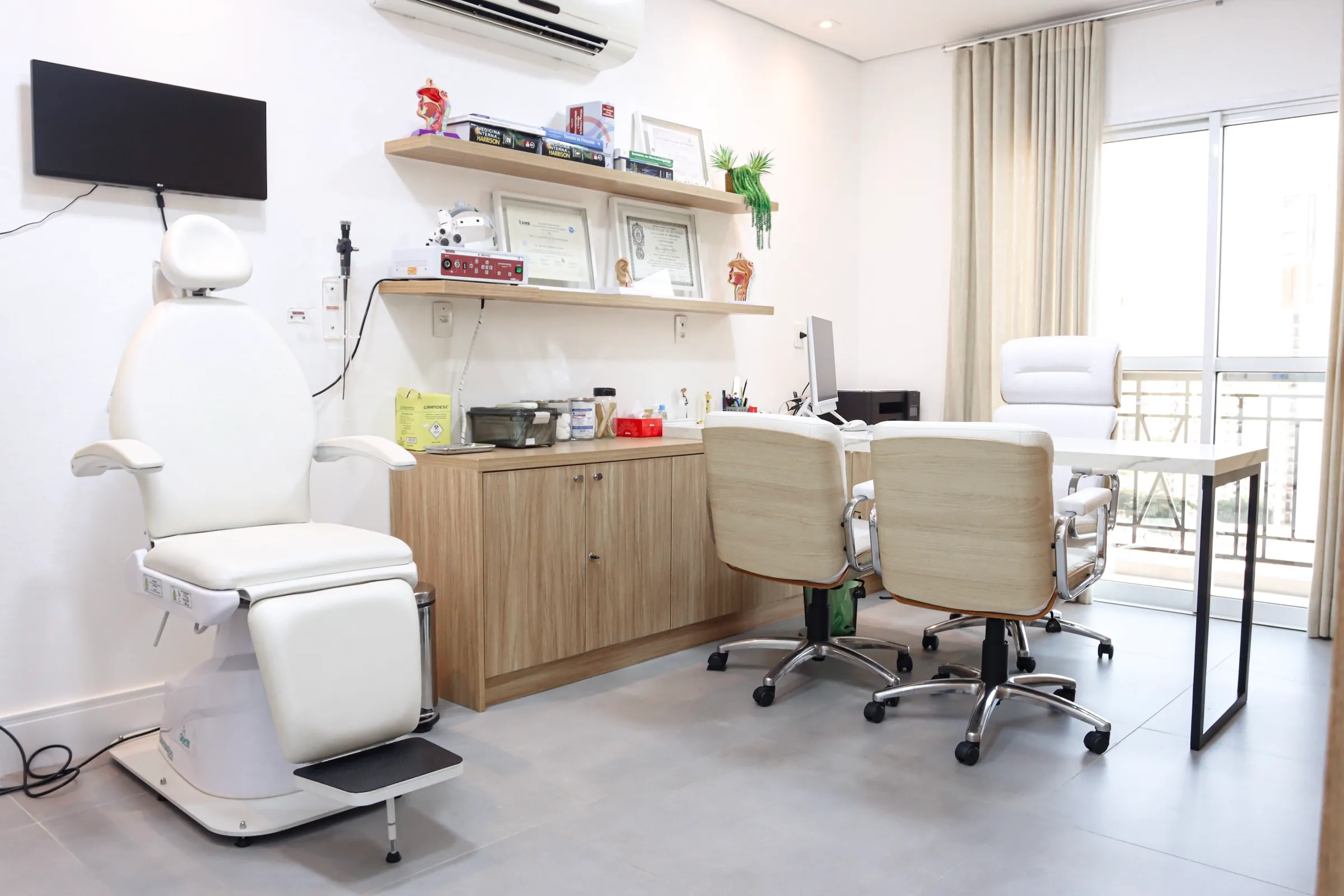 Sala de atendimento com cadeira de exame